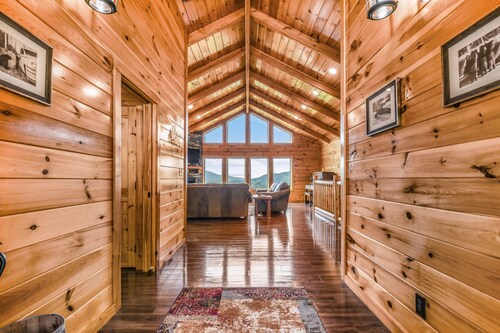Bear Ridge 3 Bedroom Cabin by RedAwning