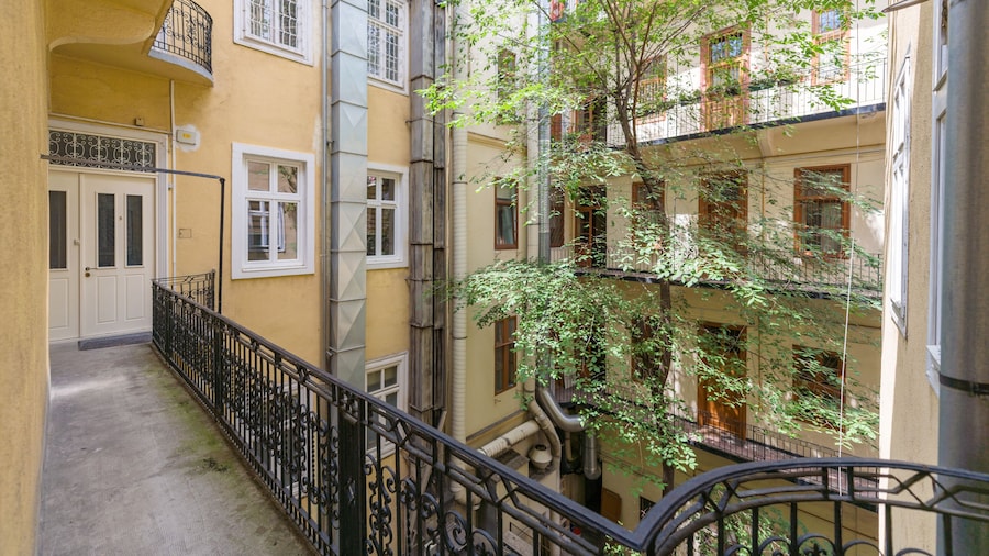 Music Academy Suite Café Vian Apartman Kft
