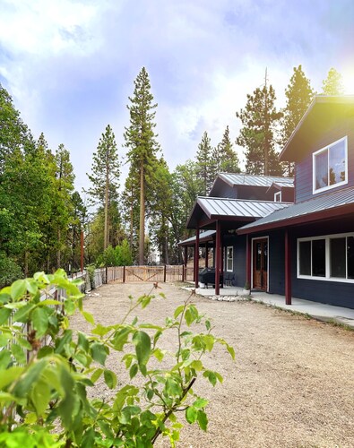 Peaceful Mountain Cabin w/ Hot Tub. Pet Friendly. By Lake Isabella & Kern River.