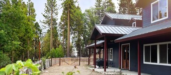 Peaceful Mountain Cabin w/ Hot Tub. Pet Friendly. By Lake Isabella & Kern River.