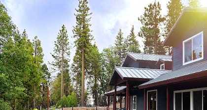 Peaceful Mountain Cabin w/ Hot Tub. Pet Friendly. By Lake Isabella & Kern River.