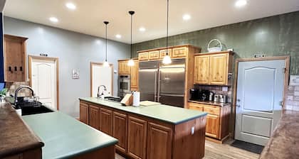 Peaceful Mountain Cabin w/ Hot Tub. Pet Friendly. By Lake Isabella & Kern River.