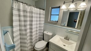 Combined shower/bathtub, towels