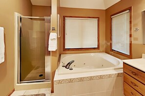 Badewanne, Haartrockner, Handtücher