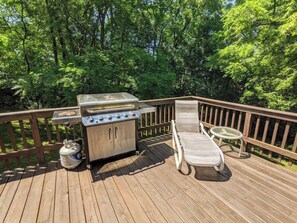 A wooden deck with a barbecue grill, a gas tank, and a lounge chair. - Wonderful Home Away From Home - Free Night (Galena)