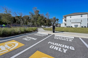 Property grounds - ⭐Stylish & Cozy⭐ 2BR/2BA w/King Bed, Pool & Gym Nr I295 & Downtown (Jacksonville)
