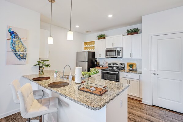 Een koelkast, een microgolfoven, een oven, een kookplaat