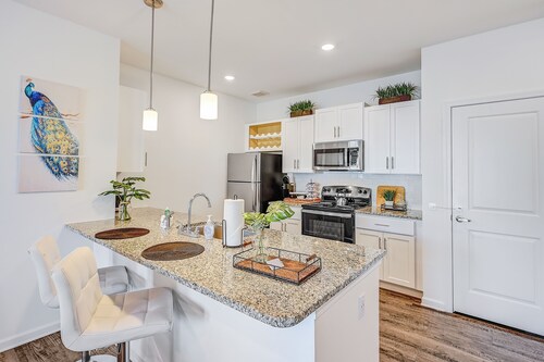 ⭐Stylish & Cozy⭐ 2BR/2BA w/King Bed, Pool & Gym Nr I295 & Downtown