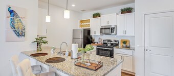 ⭐Stylish & Cozy⭐ 2BR/2BA w/King Bed, Pool & Gym Nr I295 & Downtown