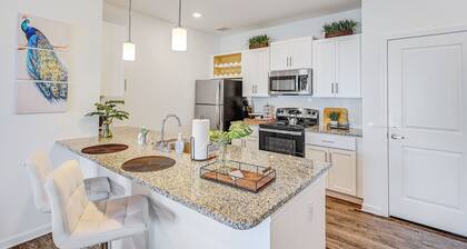 ⭐Stylish & Cozy⭐ 2BR/2BA w/King Bed, Pool & Gym Nr I295 & Downtown