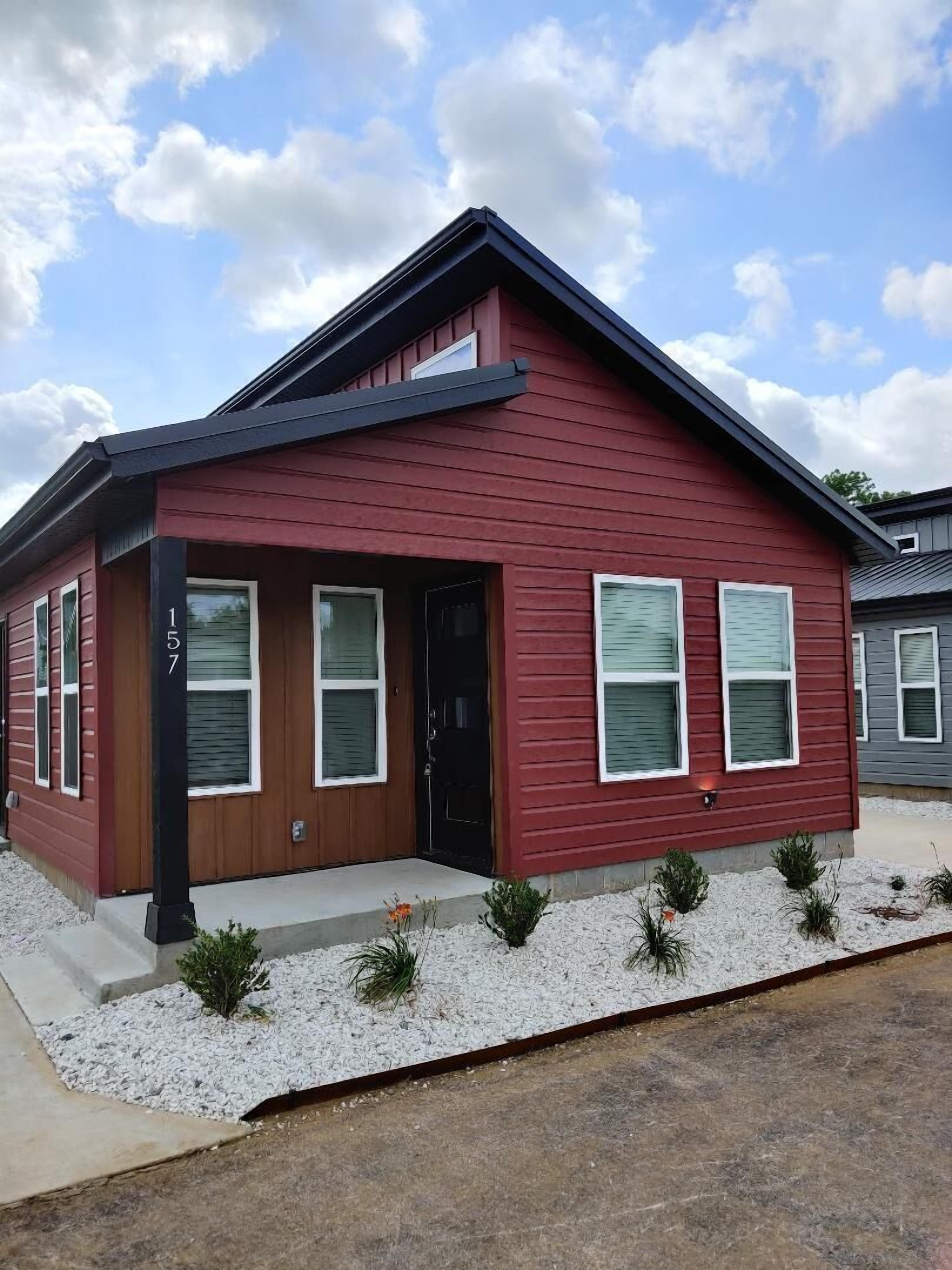 Tiny Home near MTB Trails, Wal-Mart HQ, Sleeps 6