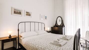 2 Schlafzimmer, Schreibtisch, Bügeleisen/Bügelbrett, WLAN