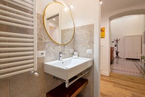 Douche, sèche-cheveux, bidet, serviettes fournies