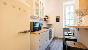 KĂŒhlschrank, Mikrowelle, Ofen, Herdplatte