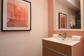 Douche, sèche-cheveux, serviettes fournies