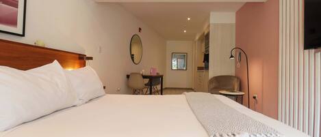 1 habitación, tabla de planchar con plancha, wifi y ropa de cama