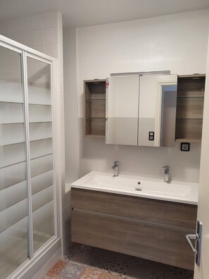 Douche, serviettes fournies, savon, papier toilette