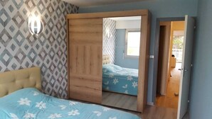 A bedroom with a bed, a wardrobe, and a window. - Le Touquet, Ap 67 m2, 2 Chambres, Secteur Quentovic, 5 min Plage et Centre (le Touquet Paris Plage)