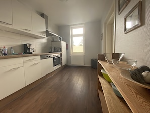 KĂŒhlschrank, Mikrowelle, Ofen, Herdplatte