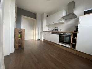 ثلاجة، ميكروويف، فرن، موقد طهي مسطح