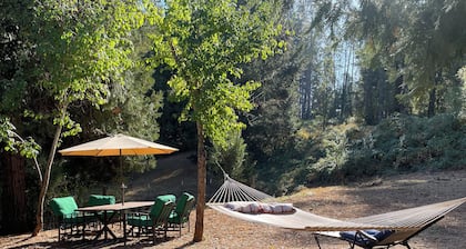Ulee’s Gold: Cozy Cottage + Loft + Pet-Friendly