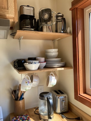 Several coffee making options, a grinder and blender.