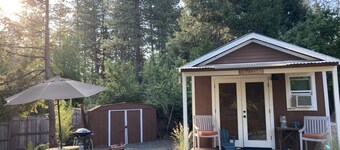 Ulee’s Gold: Cozy Cottage + Loft + Pet-Friendly