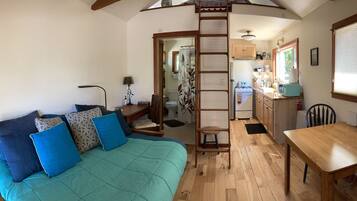 1 bedroom, desk, WiFi, bed sheets
