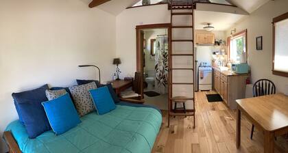 Ulee’s Gold: Cozy Cottage + Loft + Pet-Friendly