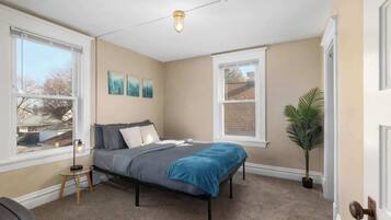 4 bedrooms, iron/ironing board, WiFi, bed sheets