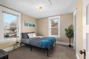 4 slaapkamers, een strijkplank/strijkijzer, wifi, beddengoed