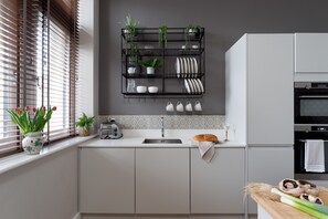 Réfrigérateur, micro-ondes, four, plaque de cuisson