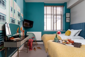 2 habitaciones, tabla de planchar con plancha y cuna de viaje