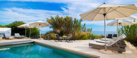 Utomhuspool och uppvärmd pool