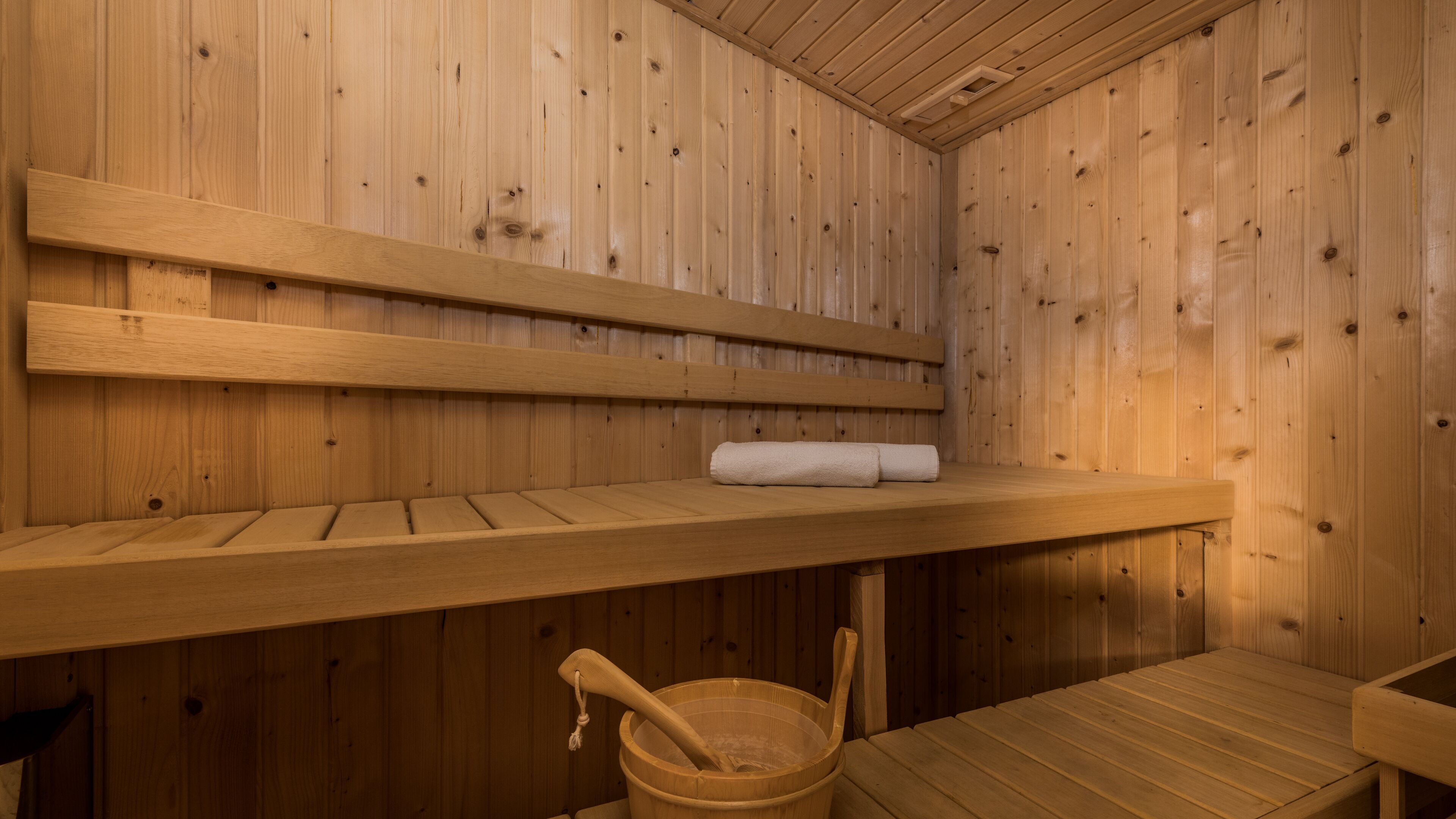 Puisesta laudelavasta ja ämpäristä koostuva sauna.