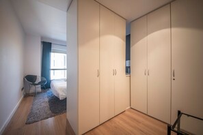 3 habitaciones, tabla de planchar con plancha y cuna de viaje 