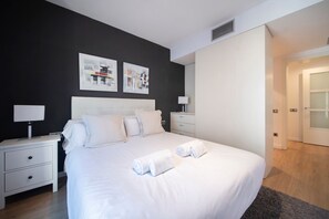 3 habitaciones, tabla de planchar con plancha y cuna de viaje 