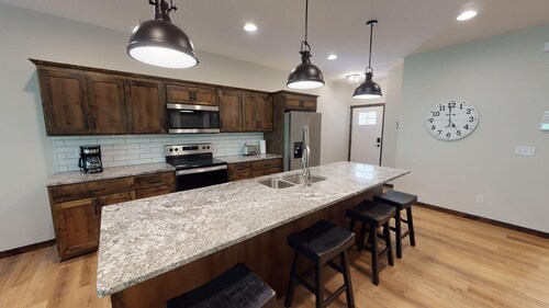 The Blue Ox on Gull, 5 Bed 5 Bath Resort Home, Sleeps 17 with Boat Slip on Gull Lake