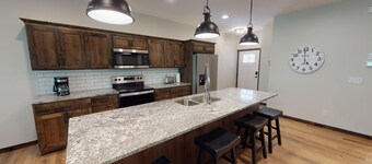 The Blue Ox on Gull, 5 Bed 5 Bath Resort Home, Sleeps 17 with Boat Slip on Gull Lake