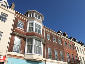 Exterior - The Kings Statue (Weymouth)