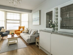 Cottage | Interior - The Kings Statue (Weymouth)