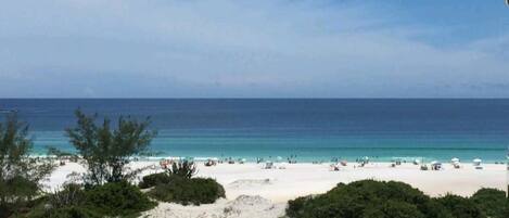 På stranden og solsenger