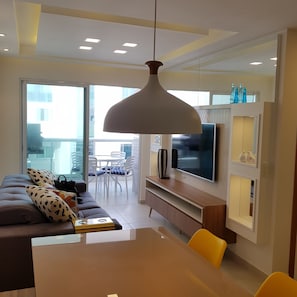Smart TV, pebolim, mesa de pingue-pongue, livros