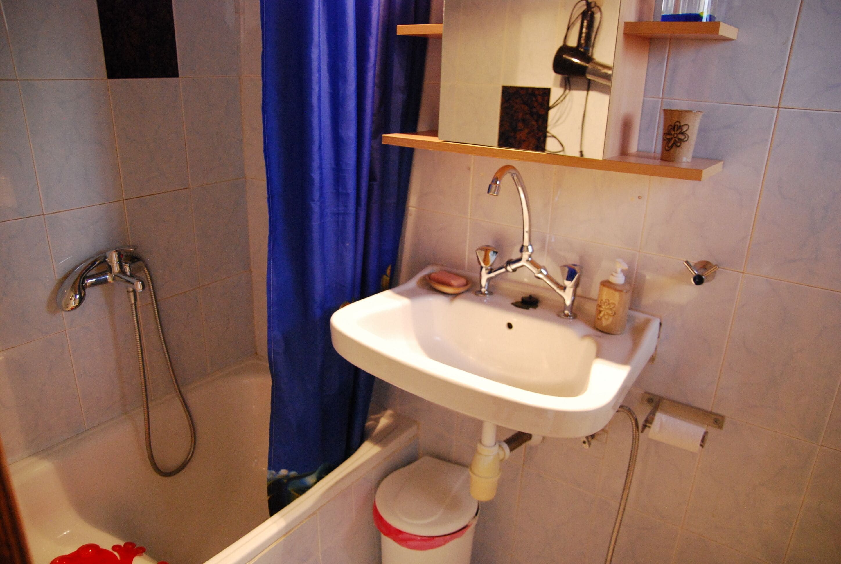 Ensemble douche/baignoire, sèche-cheveux, serviettes fournies, savon