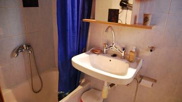 Ensemble douche/baignoire, sĂšche-cheveux, serviettes fournies, savon