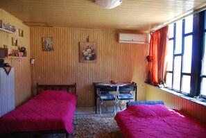 1 غرفة نوم وخزنة داخل الغرفة ومكواة/لوح كي وسرير سفر