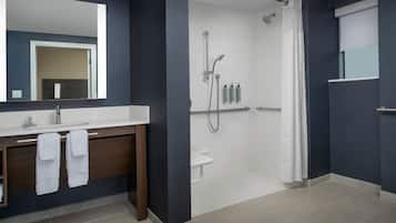 Ein modernes Badezimmer mit Dusche, Toilette und Waschbecken.