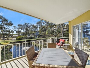 Outdoor dining - 103 Windsor Place - Beautifully Renovated Beach Villa with Large Balcony! (Hilton Head Island)