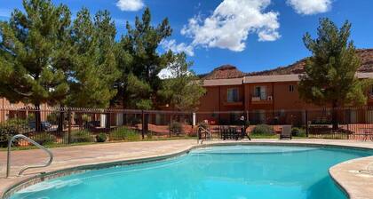 Modern Townhome located in Southern Utah. Close to Bryce and Zion with incredible stargazing. Pet Friendly!