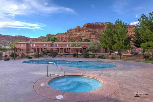 Modern Townhome located in Southern Utah. Close to Bryce and Zion with incredible stargazing. Pet Friendly!
